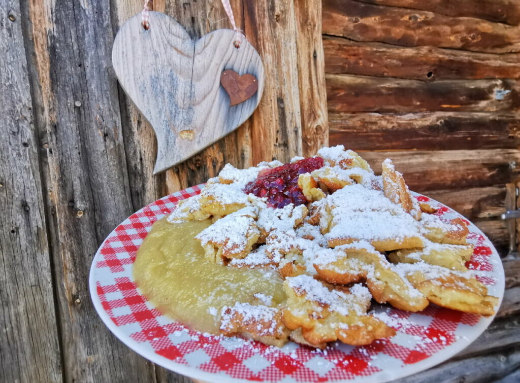 Das ist der frische Wettersteinhütte Kaiserschmarrn mit Apfelmus und Preiselberren. Mmmhhh.