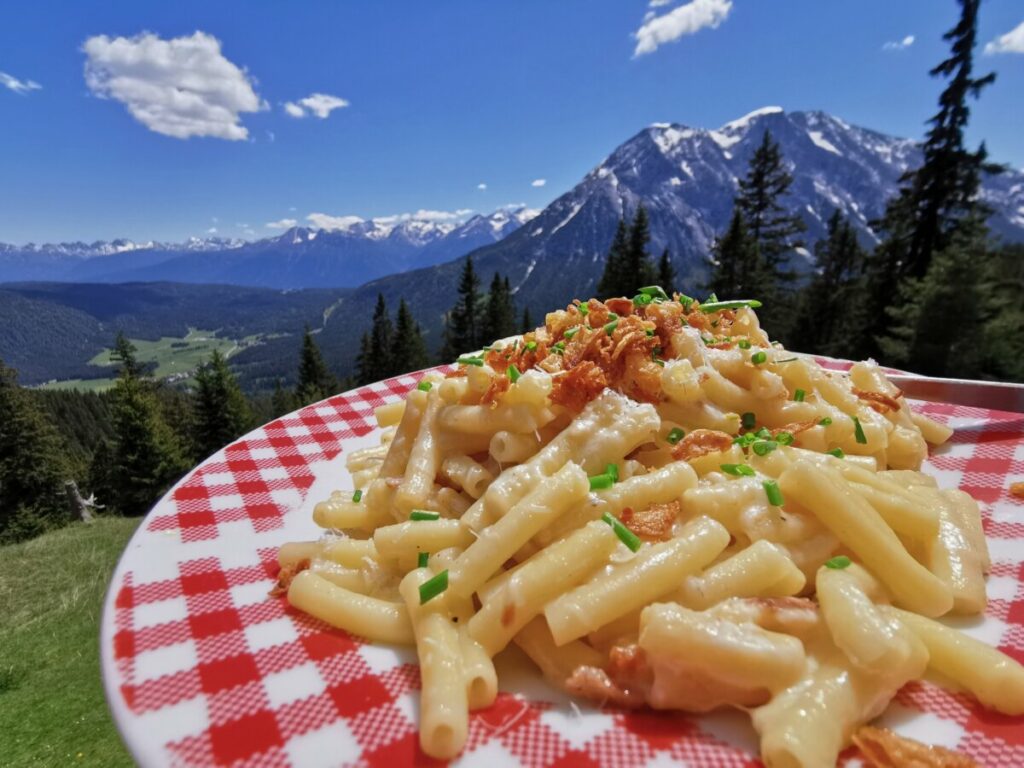 Wettersteinhütte Nudeln - mit Ausblick auf die Hohe Munde