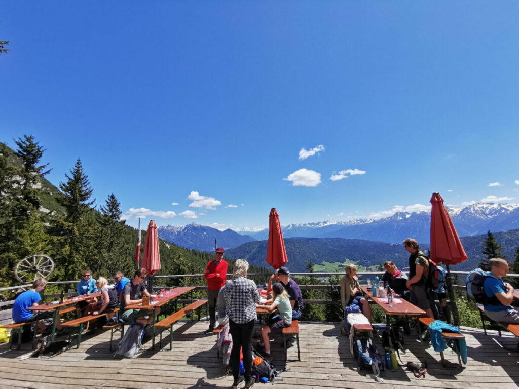 Im Sommer: Blick von der Wettersteinhütte über die Aussichtsterrasse