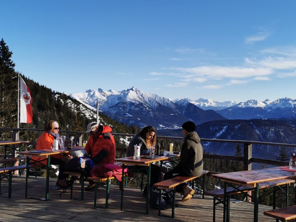 Sonnige Terrasse mit Blick auf das Karwendel