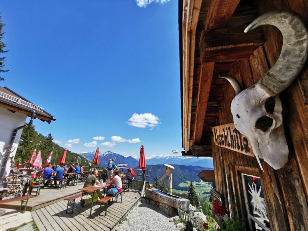 Das ist die Wettersteinhütte samt sonniger Terrasse 