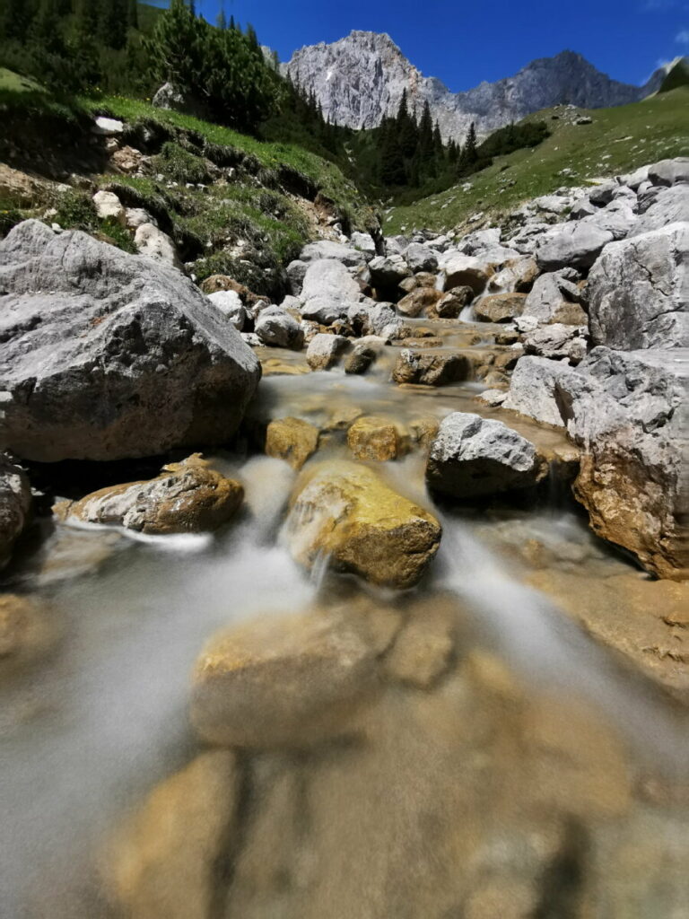 Hinter der Wettersteinhütte fließt dieser Bach - ein Abenteuerspielplatz