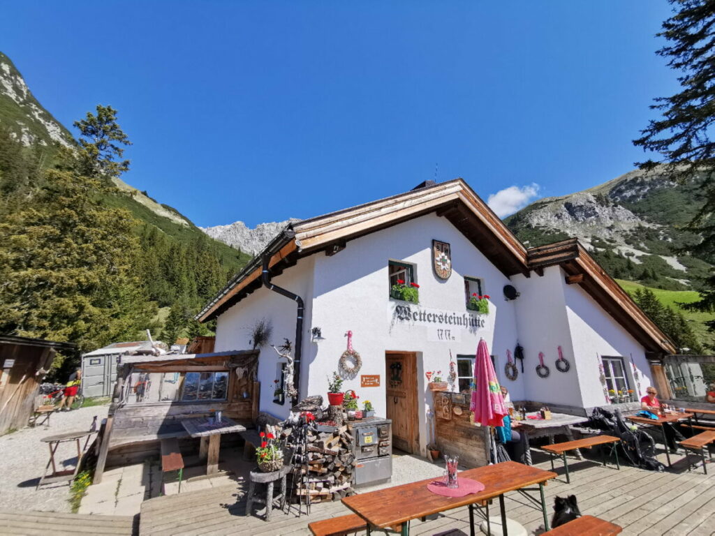 Wettersteinhütte wandern - so schön liegt die Hütte im Wettersteingebirge!