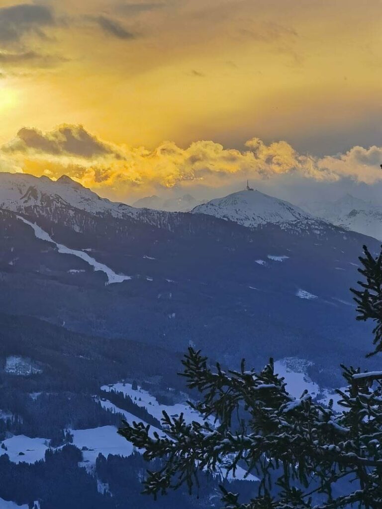 Winterwandern Innsbruck - romantische Stimmung am Patscherkofel beim Sonnenuntergang