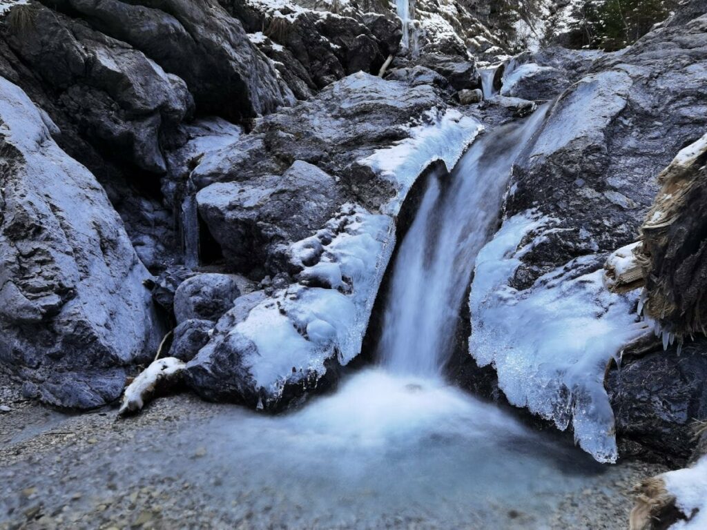 Winterwandern entlang erstarrter Wasserfälle im Karwendel