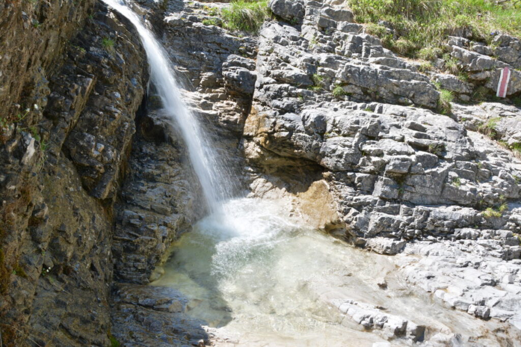 Wasserfälle mit glasklarem Wasser prägen das Bild in der Wolfsschlucht Kreuth