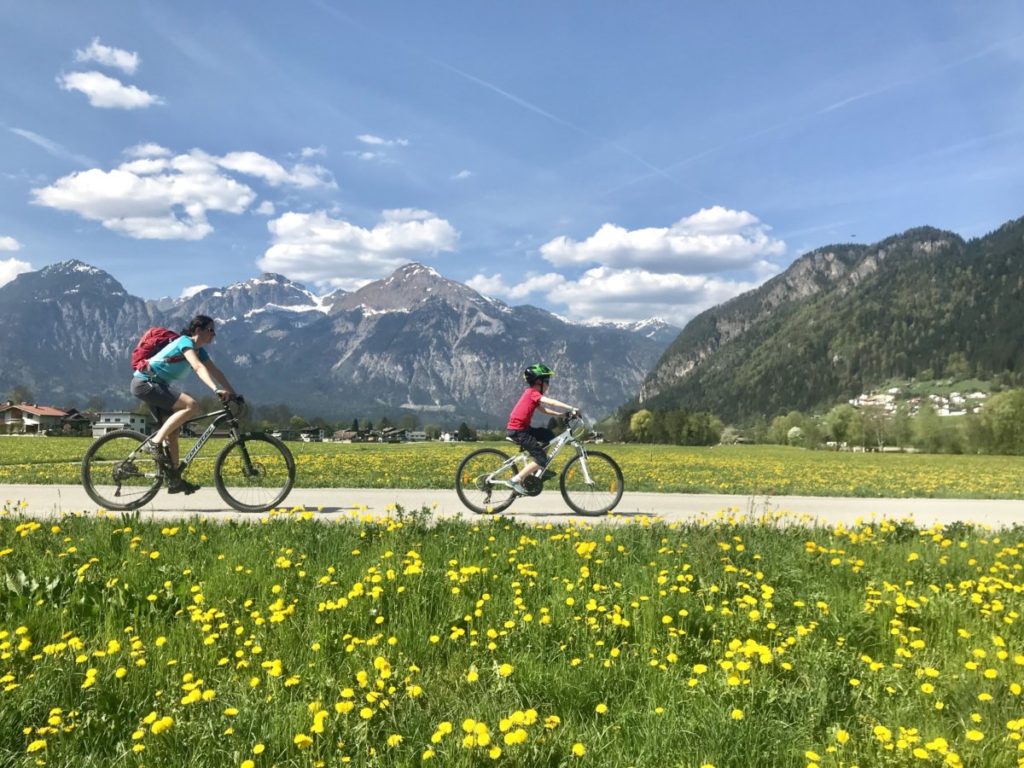 Komm am besten mit dem Fahrrad über den Zillertal Radweg zum See!