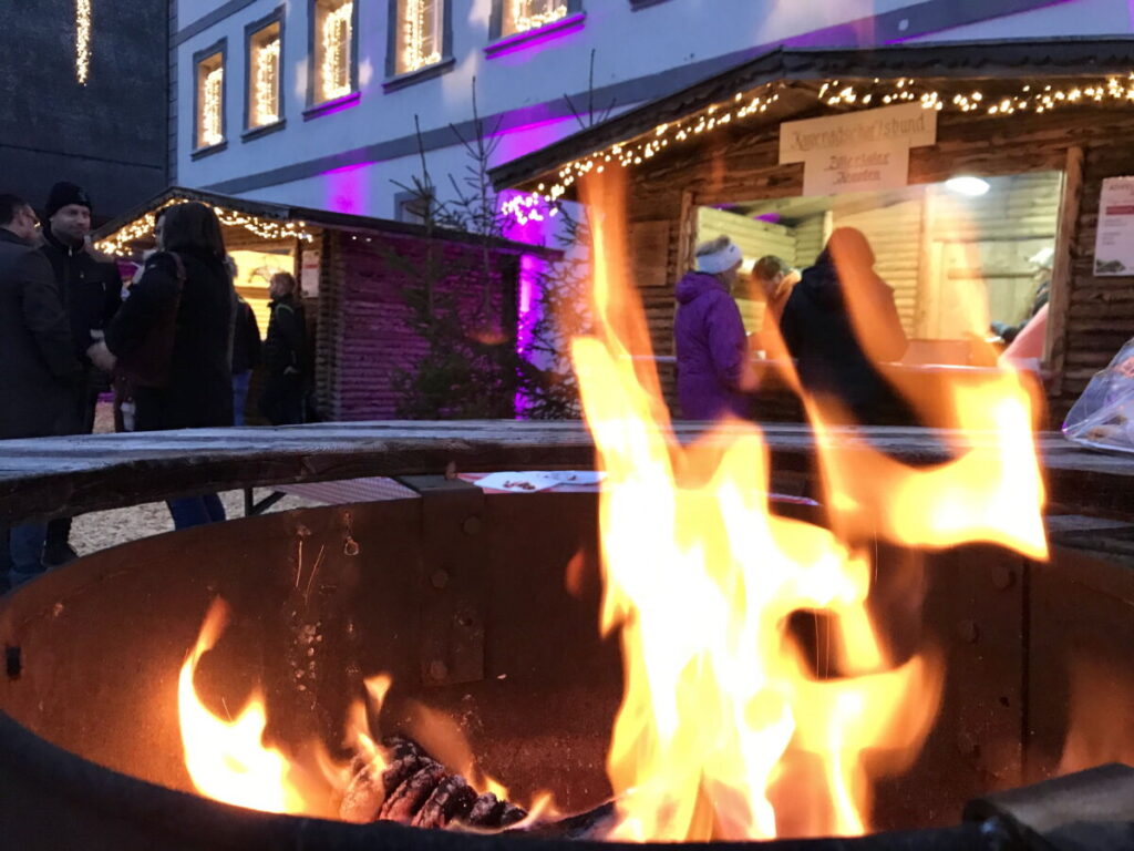 Weihnachtsmarkt Fügen - mit Feuerstellen zum Wärmen