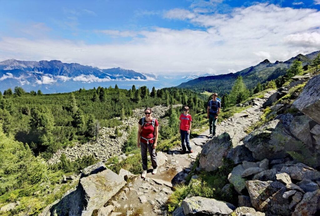 Auf dem Zirbenweg wandern mit Blick zum Karwendel - geniale Panoramawanderung!