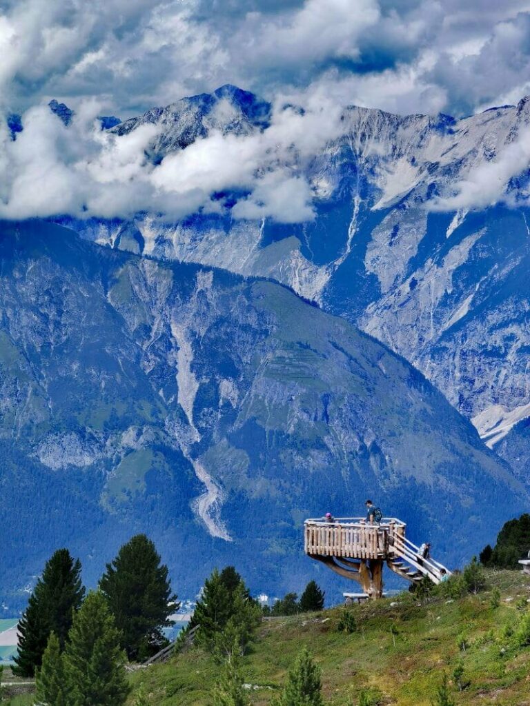 Der Aussichtsturm zwischen Zirbenweg und Zirbensee - hier erkennst du die wahre Größe des Karwendel