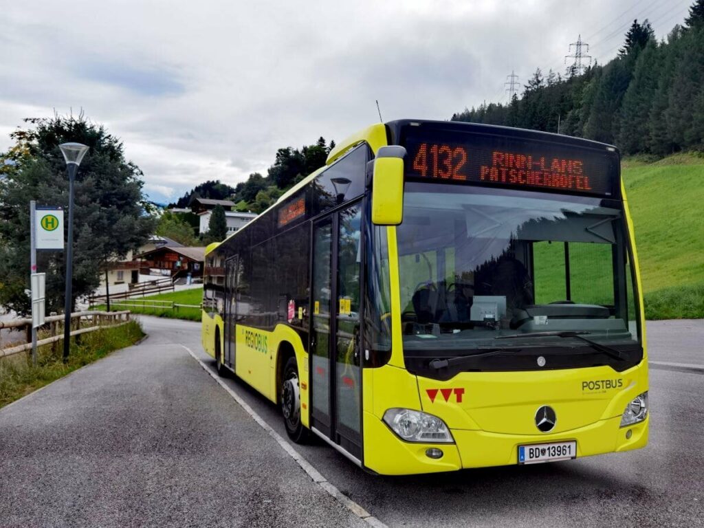 Der Zirbenweg Bus 4132 verkehrt zwischen den beiden Bergbahnen