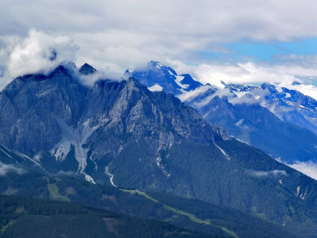 Ausblick vom Zirbenweg Innsbruck am Patscherkofel zur Serles und den Stubaier Gipfeln