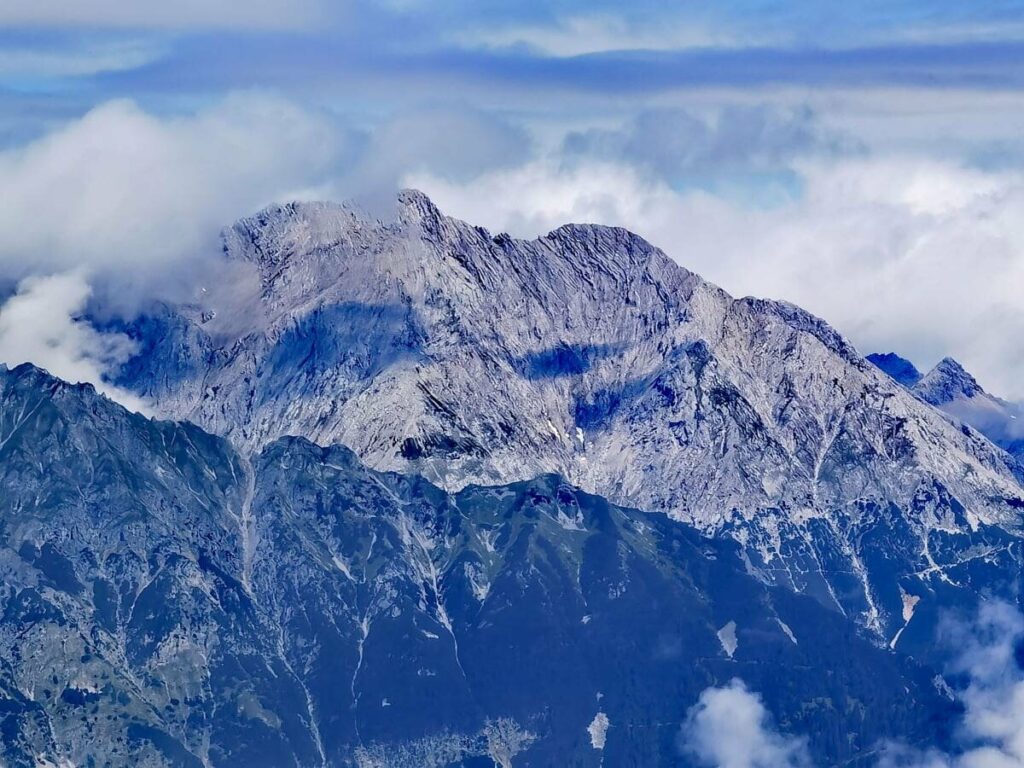 Ausblick vom Zirbenweg auf die schroffen Spitzen des Karwendel