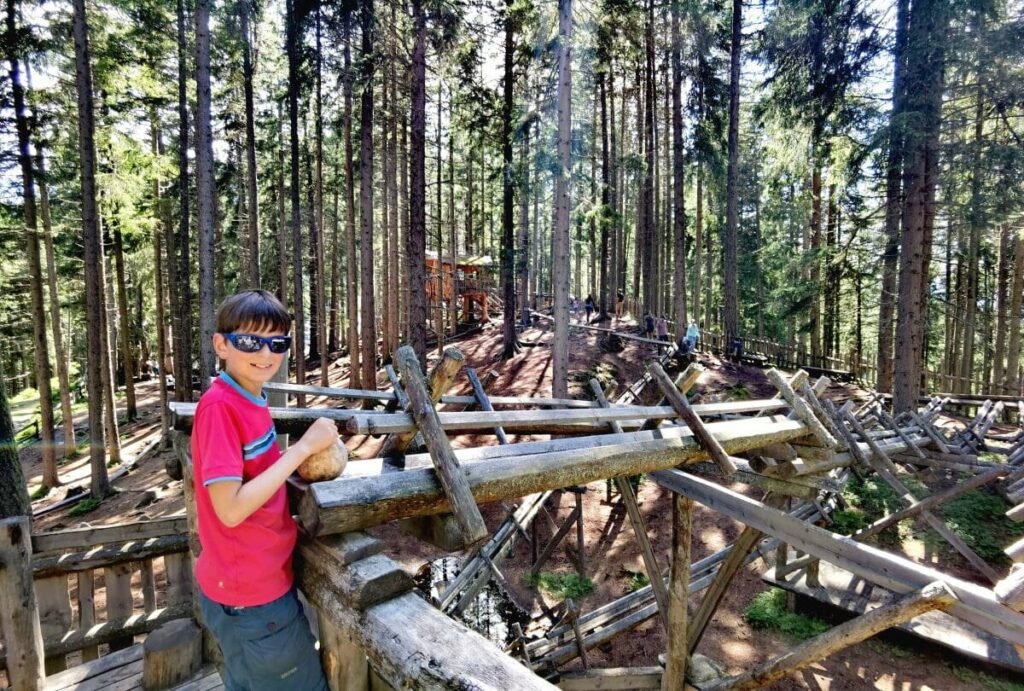 Nach der Zirbenweg Wanderung in den einzigartigen Kugelwald Spielplatz mit der größten Holzkugelbahn der Alpen