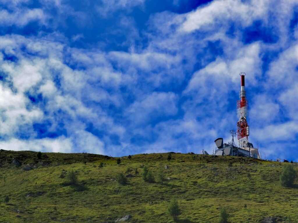 Unterhalb des Patscherkofel Gipfels mit seiner mächtigen Sendeanlage wandern wir auf dem Zirbenweg