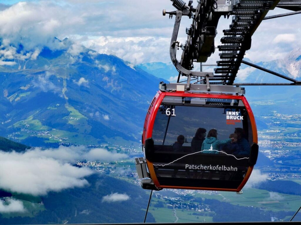 Erste Station Richtung Zirbenweg - mit der Patscherkofelbahn Richtung Gipfel