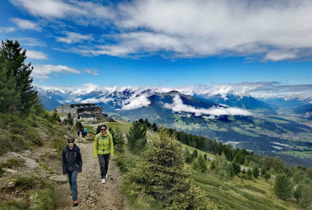 Zirbenweg Wanderung - der Höhenweg über dem Inntal, leicht mit der Bergbahn zu erreichen