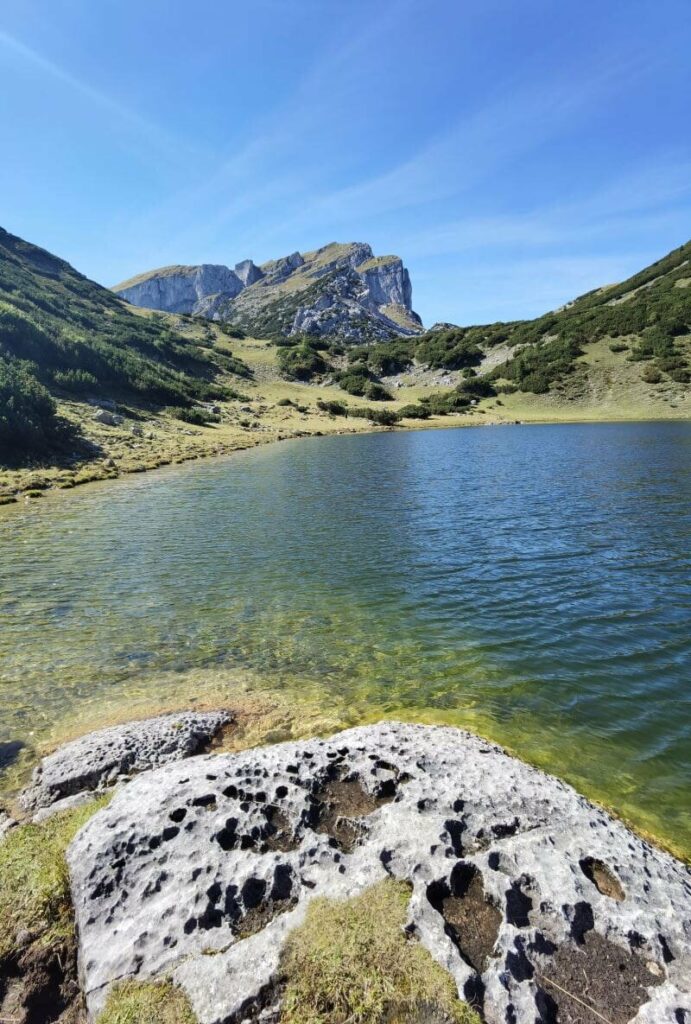 Der Zireiner See ist ein glasklarer Bergsee im Rofan - hinten im Bild der Sagzahn und das Vordere Sonnwendjoch