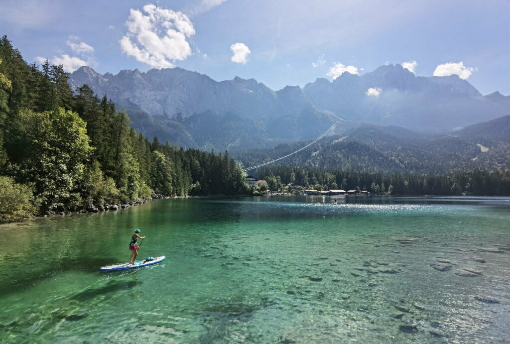 Bekannter See in Deutschland am Fuße der Zugspitze - der Eibsee