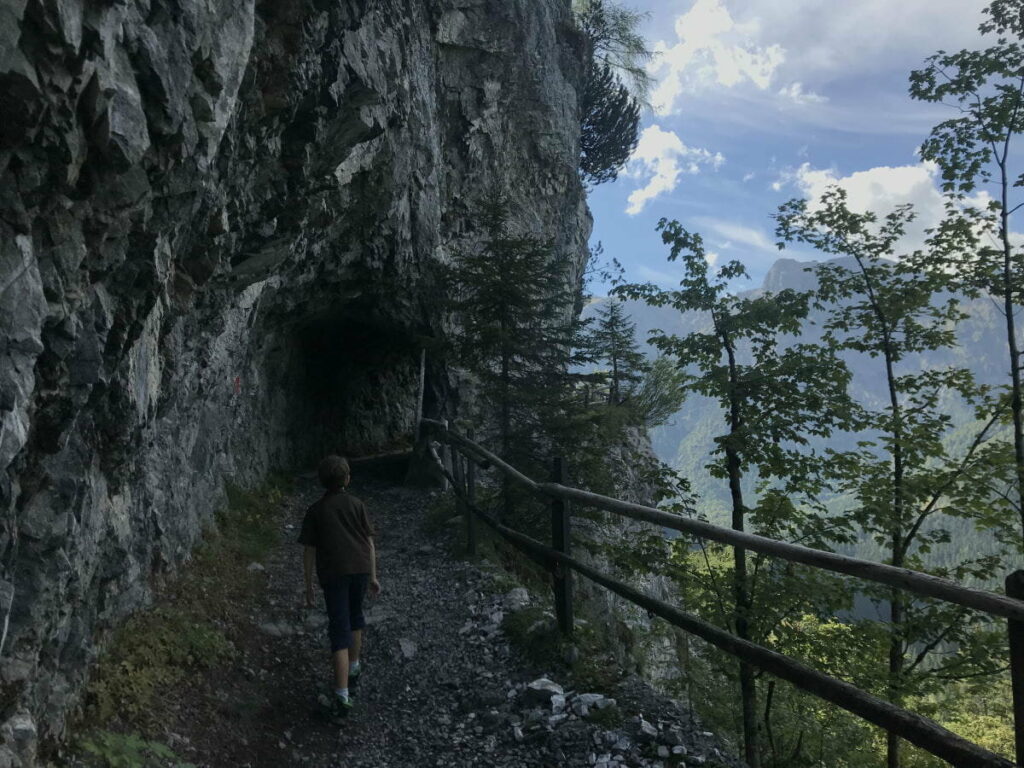 Spannende Zwölferkopf Wanderung auf dem Steig durch den Tunnel