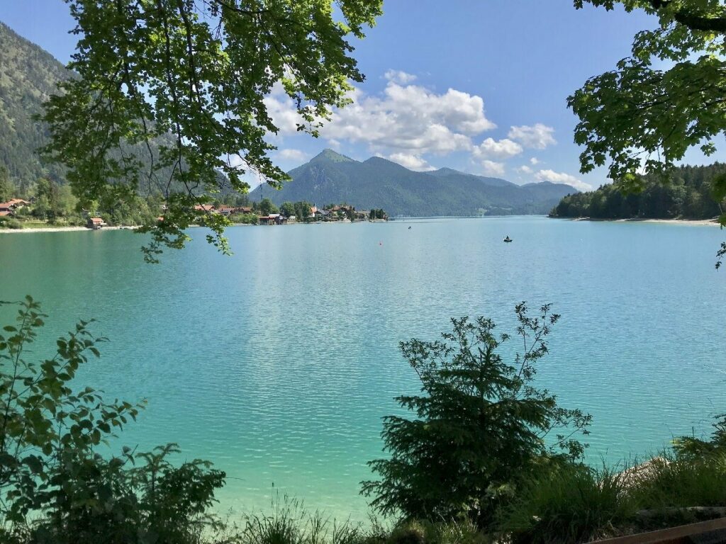 bayerische Karibik Walchensee - türkisgrünes Wasser mit Bergen