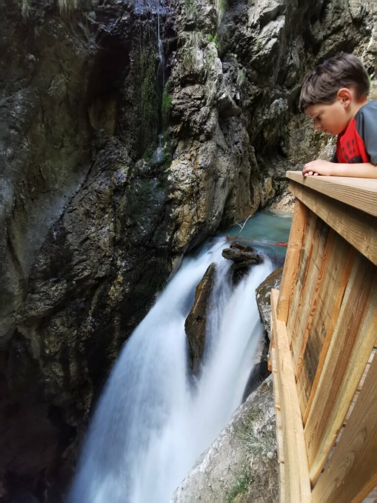 In der Wolfsklamm kannst eine traumhafte Klammwanderung entlang der schönsten Wasserfälle machen