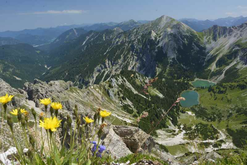 Der Ausblick von der Schöttelkarspitze auf die Soiernsee und das Karwendel