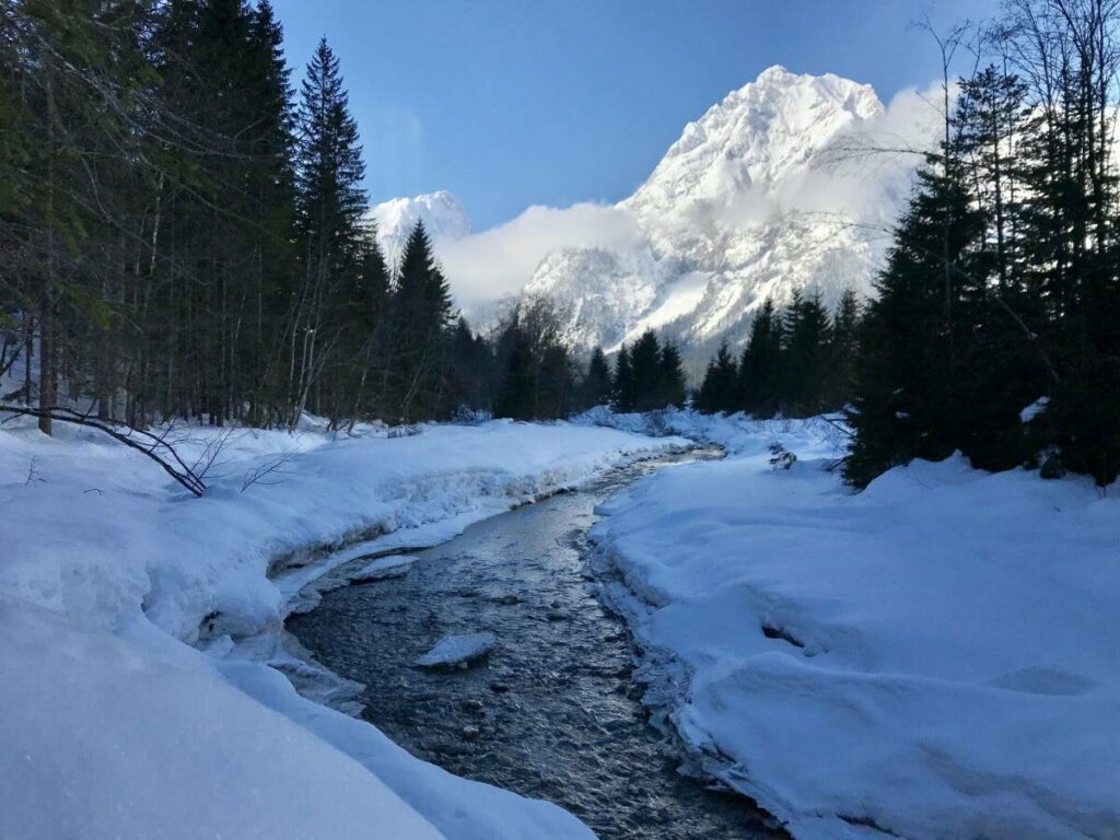 Durch den tiefen Schnee in der Leutasch schneeschuhwandern - mit Panoramablick auf das Wettersteingebirge